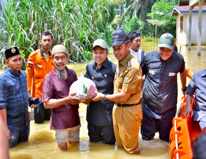 Gubernur Riau Bersama Bupati-Wakil Bupati Kampar Serahkan Bantuan Korban Banjir