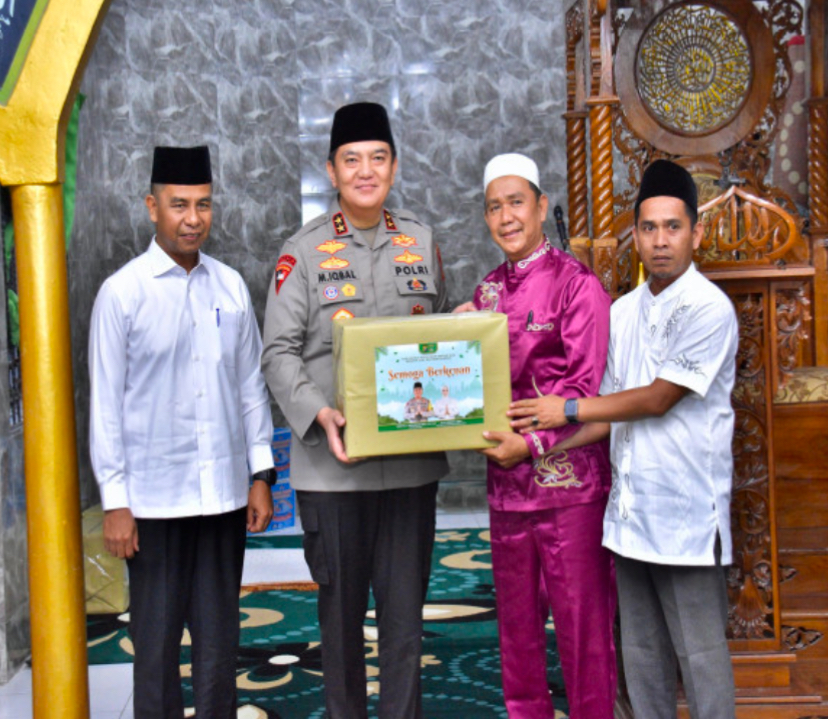 Bupati Kampar Dampingi Kapolda Riau Safari Ramadan di Desa Pulau Lawas