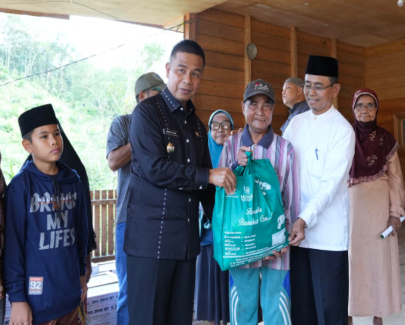 Bupati Kampar Ahmad Yuzar Kunjungi Desa Kebun Tinggi dan Serahkan Bantuan Sembako