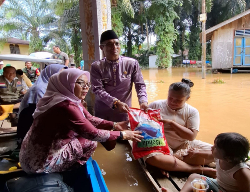 Akses Transportasi Lumpuh, Wakil Bupati Kampar Hj Misharti Naik Sampan Serahkan Bantuan Korban Banjir Desa Buluh Cina