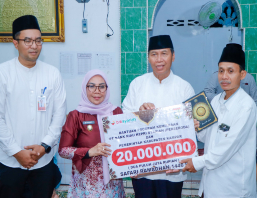 Safari Ramadan Pemkab Kampar di Masjid Al-Huda Desa Bina Baru, Wabup Misharti Serahkan Bantuan dan Sampaikan Program Prioritas