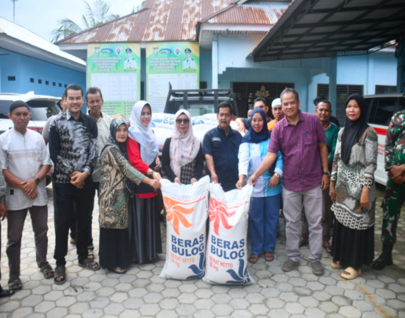 Wabup Kampar Misharti Serahkan Bantuan 2 Ton Beras untuk Korban Banjir Kampung Pinang