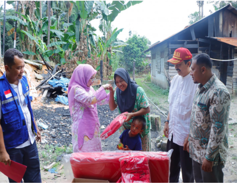 Wakil Bupati Kampar Misharti Serahkan Bantuan untuk Korban Kebakaran di Desa Danau Bingkuang