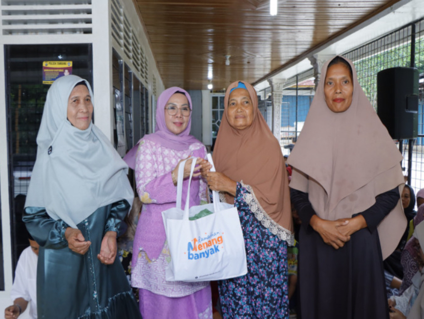 Salurkan Bantuan Sembako, Wabup Kampar Misharti Disambut Antusias oleh Masyarakat Terantang