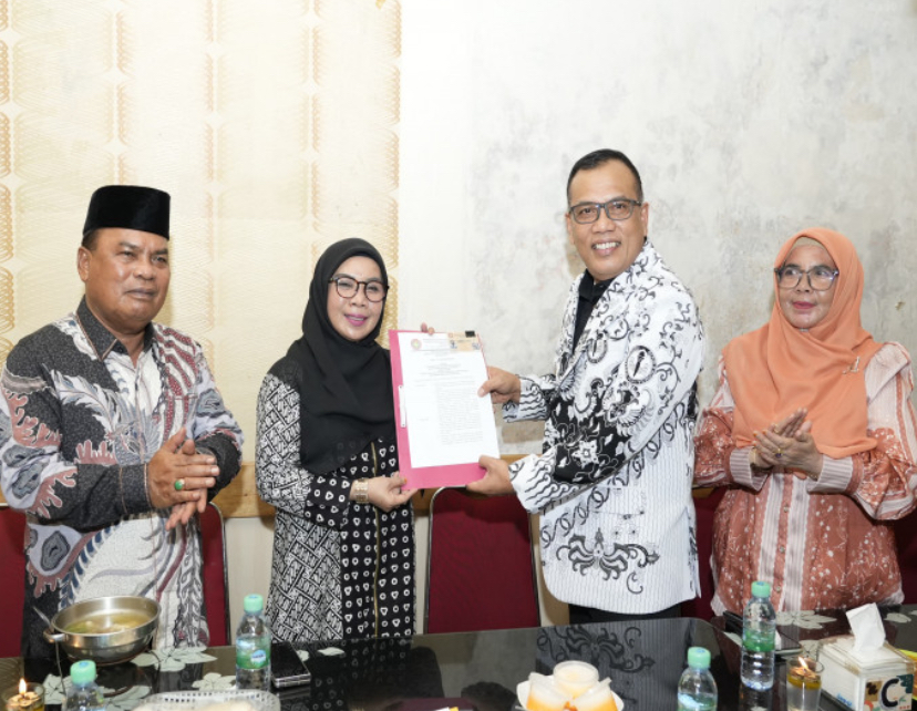 Wabup Kampar Hj Misharti Dianugerahi sebagai Dewan Pakar PGRI Riau