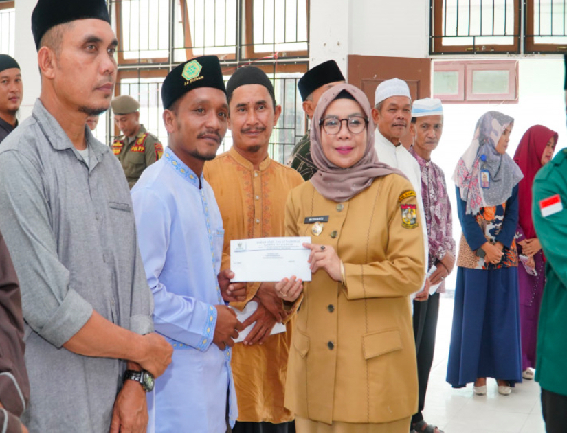 Pemkab Kampar Berikan Bantuan kepada Imam Masjid