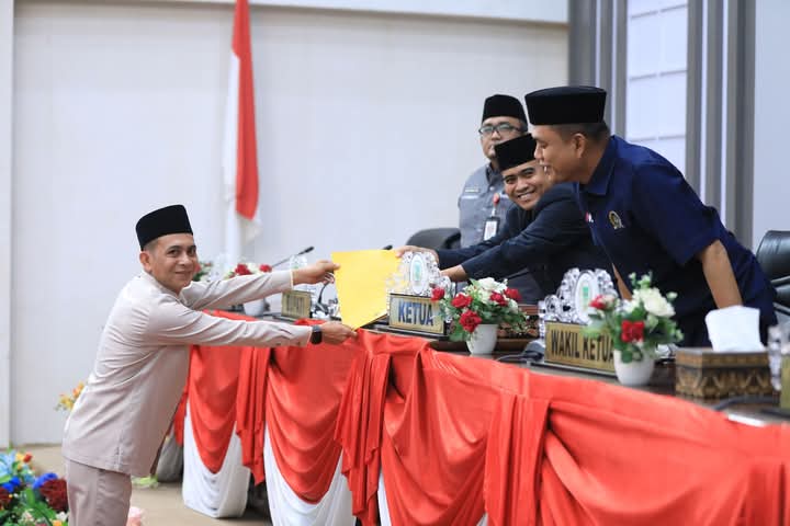 Bersama Bupati, DPRD ROHUL Gelar Rapat Paripurna Pandangan Umum Fraksi Terhadap Ranperda BPR