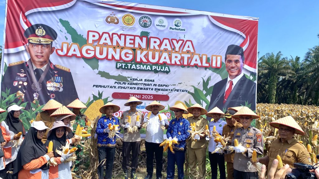Direktur PT Tasma Puja dan Kapolres Kampar Pimpin Panen Jagung Kuartal II