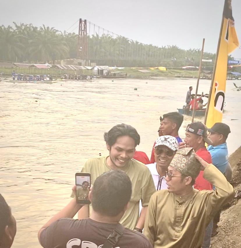 Heboh Kehadiran Influencer Rio Wandra, Lomba Pacu Sampan Buluhcina Sukses Digelar