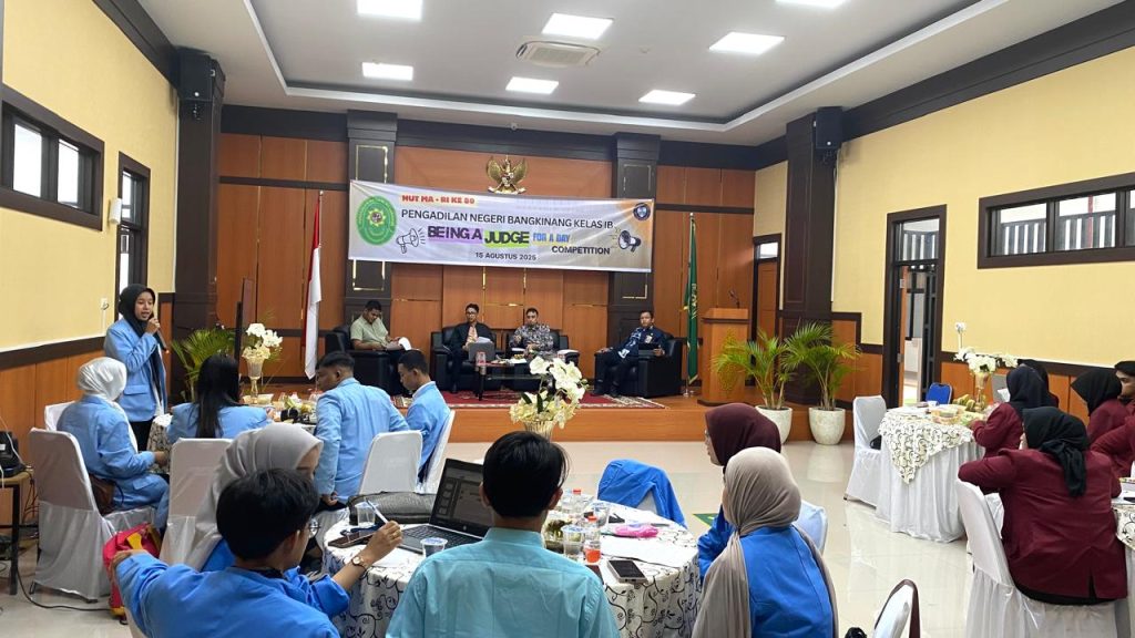 Peserta dari Unri menyampaikan presentasi