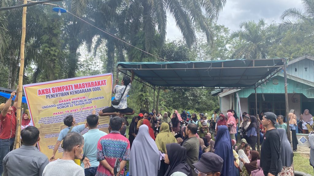 Banyak Mobil Lebihi Tonase,  Ratusan Masyarakat Siabu Blokade Jalan Kabupaten