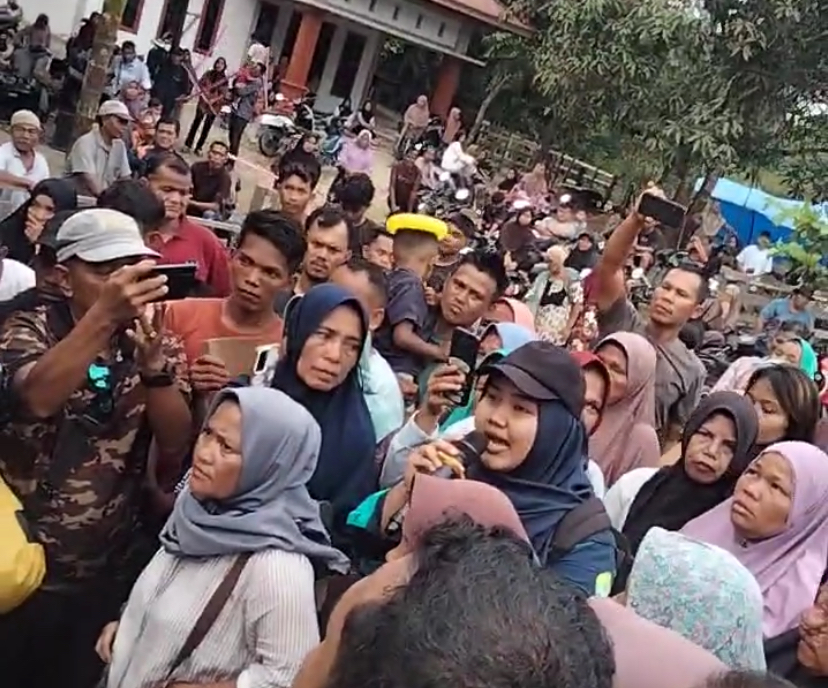 Kapolres Kampar Datang, Emak-emak Curhat Minta PT Ciliandra Kembali Bayar Kompensasi Rp 500 Juta/Bulan dan Kembalikan Kebun ke Siabu