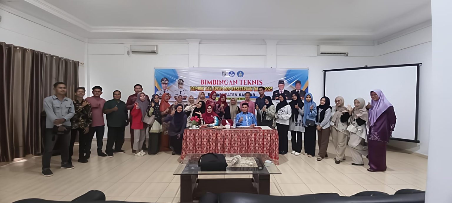 Foto Bersama dalam rangka Pembukaan BIMTEK DAPODIK dan ARKAS Pada PKBM Se Kabupaten Kampar