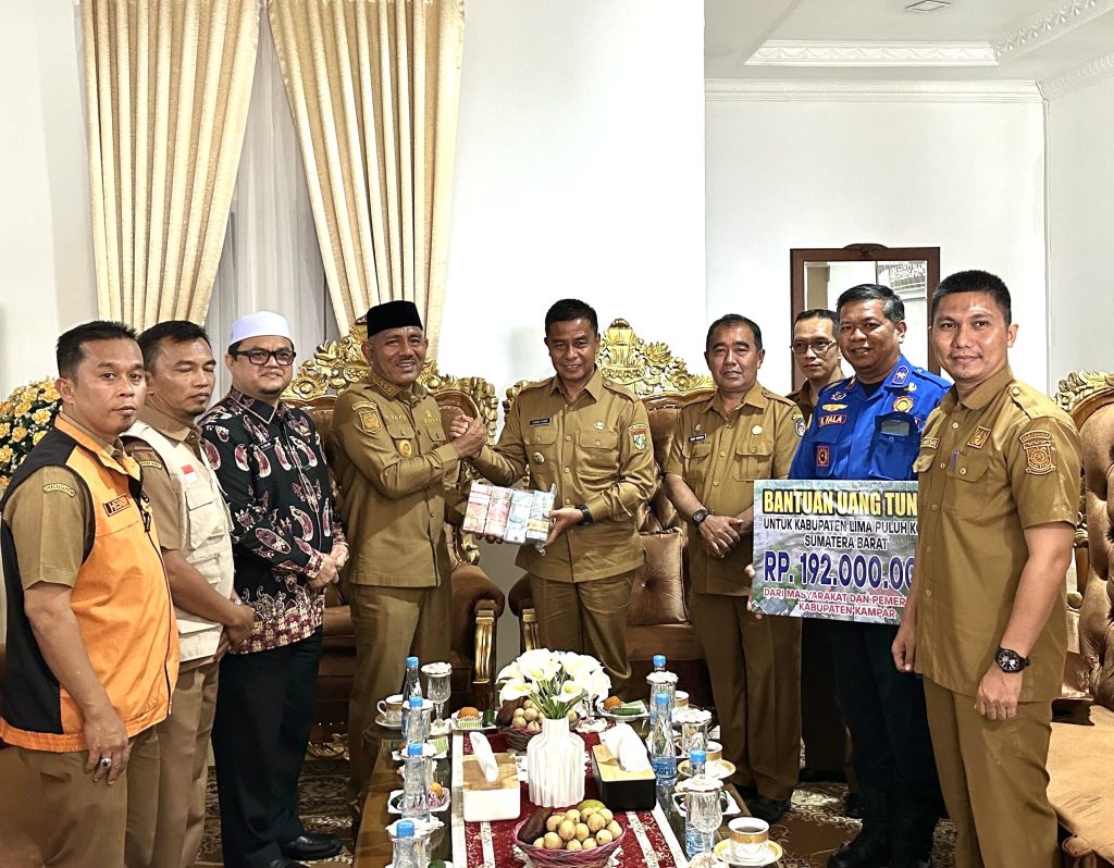 Pemkab Kampar Salurkan Donasi Tunai untuk Korban Bencana di Kabupaten Lima Puluh Kota