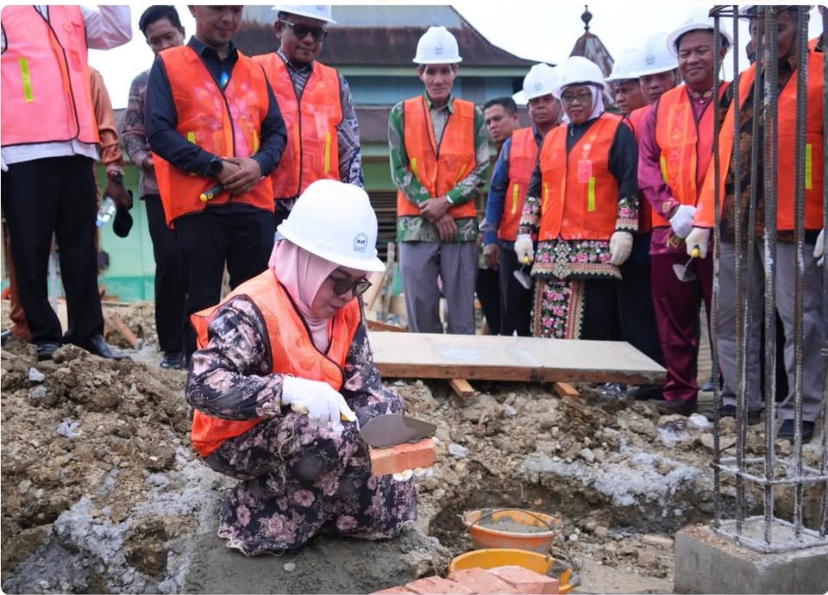 Wabup Kampar Hj Misharti Meletakkan Batu Pertama Pembangunan MI Miftahul Ulum Lipatkain